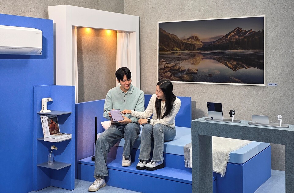 KES2025 삼성전자관  '침실' 공간에서 관람객들이 개인별 수면 기록을 측정하고 맞춤형 건강 루틴을 설계하는 '수면 코칭'기능을 체험하고 있는 모습. /삼성전자 제공