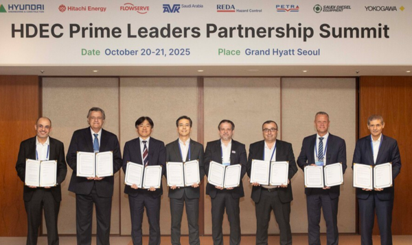 이한우  현대건설 대표(왼쪽 네 번째)를 비롯한 사우디 전략 협력 7개사 대표들이 업무협약 체결 후 기념사진을 촬영하고 있다./현대건설 제공