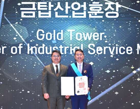 21일 코엑스에서 열린 제20회 전자·IT의 날 기념식에서 최고 영예인 금탑산업훈장을 수상한 조주완 LG전자 CEO. 사진은 금탑산업훈장을 수상한 조주완 CEO(우)와 시상자로 나선 문신학 산업통상부 차관. /LG전자 제공