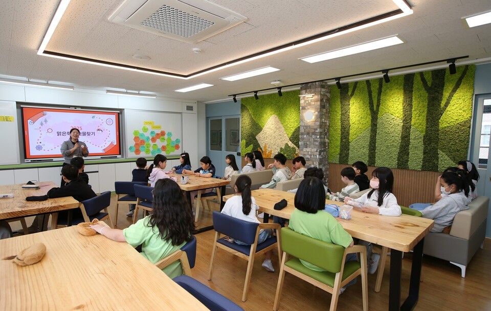 '맑은학교 만들기 사업'을 통해 미세먼지 저감시설이 설치된 광주 금당초등학교의 한 교실. /한화그룹 제공