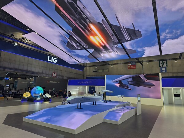 ADEX 2025 LIG넥스원 부스에 차세대 항공무장체계가 전시돼 있다./사진=LIG넥스원