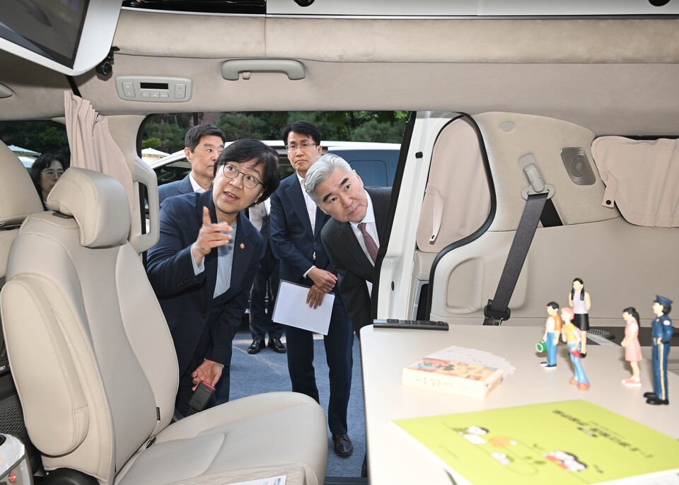 정은경 보건복지부 장관, 성 김 현대차그룹 전략기획담당 사장이 '아이케어 카'를 살펴보는 모습. /현대자동차그룹 제공