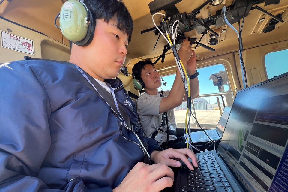 국토교통부로부터 도심항공교통(UAM) 실증사업자 자격을 획득하고 인천 계양에서 청라까지 이어지는 아라뱃길 구간에서 K-UAM 그랜드챌린지 2단계 실증을 시행하는 KT. 사진은 KT 직원들이 인천 아라뱃길 구간에서 UAM의 주요 기술요소를 점검하는 모습. /KT 제공