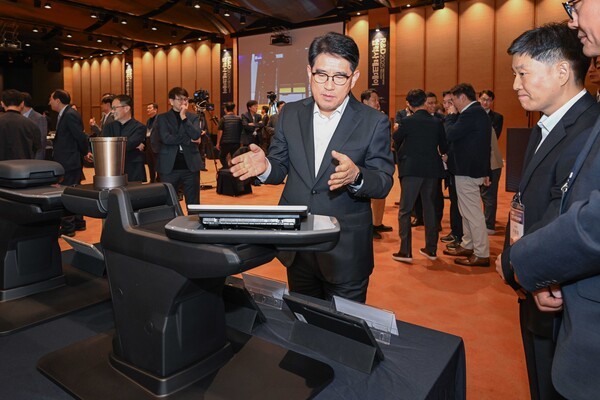 양희원 현대차·기아 R&D본부장 사장이 신기술 전시물을 살펴보고 있는 모습. /현대자동차·기아 제공