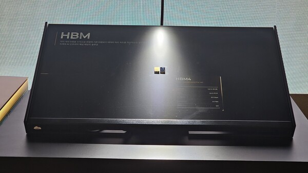 SEDEX 2025에서 SK하이닉스가 공개한 HBM4. /사진=임호동 기자