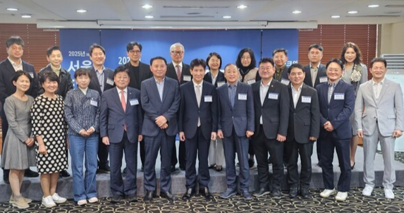 23일 한국프레스센터에서 개최된 '2025 기후경제포럼'에서 주요 참석자들이 기념촬영을 하고 있다./그린포스트코리아