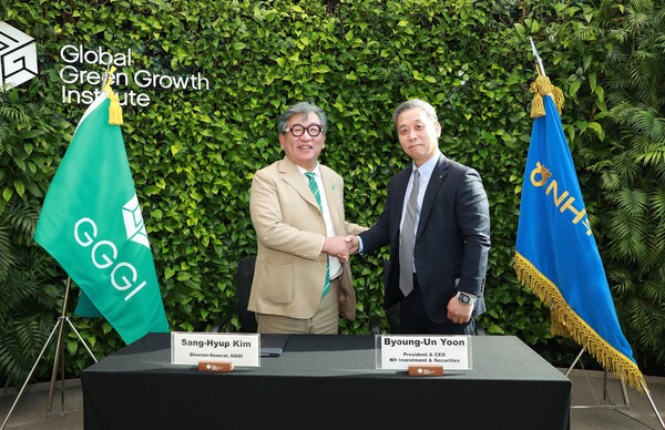 NH투자증권이 녹색기후기금(GCF)의 ‘기후테크 기업 해외진출 지원 프로그램(FP240)’의 성공적 수행을 위해 글로벌녹색성장기구(GGGI)와 업무협약을 체결했다. (왼쪽부터)김상협 GGGI 사무총장과 윤병운 NH투자증권 대표이사./NH투자증권