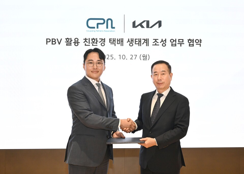 지난 27일 기아 브랜드 체험관 Kia360에서 ‘PBV 활용 친환경 택배 생태계 조성’ 업무협약을 체결한 정원정 기아 국내사업본부장 부사장(우)과 신호룡 쿠팡파트너스연합회 회장(HR그룹 대표). /기아 제공