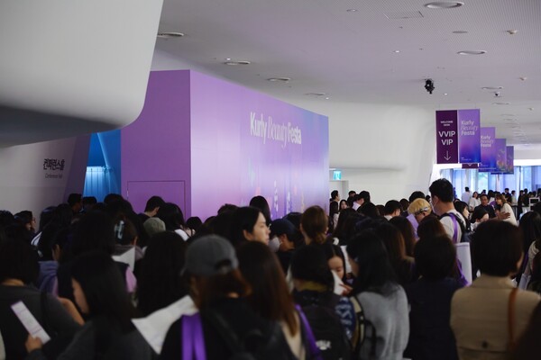 컬리뷰티페스타 2025 부스에서 입장 대기 중인 관람객./컬리