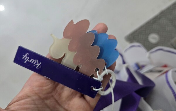 컬리뷰티페스타 2025 브로치./장은진 기자