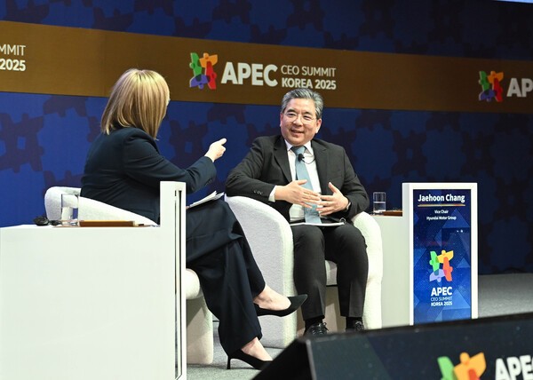 APEC CEO 서밋 2025의 수소 세션에서 이바나 제멜코바 수소위원회 CEO(좌)와 대담을 진행한 장재훈 현대자동차그룹 부회장(우). /현대자동차그룹 제공