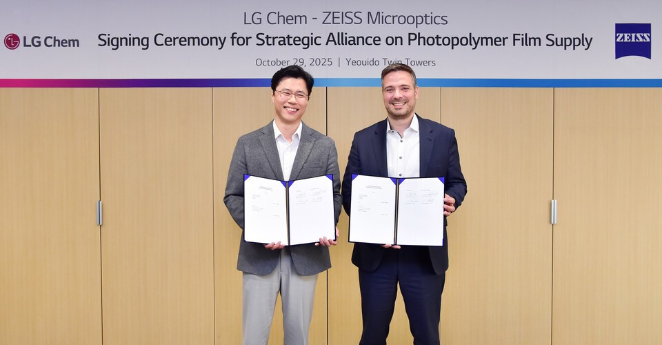고경덕 LG화학 전자소재사업부장 상무(왼쪽)가 슈테판 회퍼 자이스 사업개발총괄과 포토폴리머 필름 사업협력 계약을 체결한 뒤 기념촬영을 하고 있다./LG화학 제공