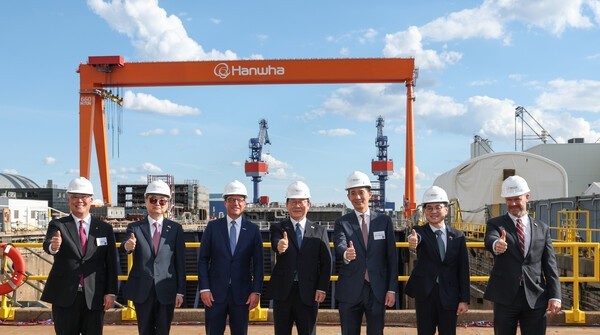 이재명 대통령과 김동관 한화그룹 부회장이 지난 8월 26일(현지시간) 미국 한화필리조선소에서 열린 ‘스테이트 오브 메인호’ 명명식에서 기념 촬영을 하고 있다. 좌측부터 데이비드 김 한화필리조선소 대표, 조현 외교부 장관, 조쉬 샤피로 펜실베니아 주지사, 이재명 대한민국 대통령, 김동관 한화그룹 부회장, 김정관 산업부장관, 토드영 인디애나주 상원의원./사진=한화그룹