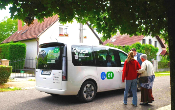 헝가리 괴될뢰(Gödöllő)시에서 진행된 셔클의 ‘헝가리 수요응답교통 서비스 시범사업’을 지난달 31일 성료한 현대자동차·기아. /현대자동차·기아 제공