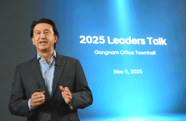 5일 현대차 타운홀 미팅 ‘2025 리더스 토크’를 개최한 호세 무뇨스(José Muñoz) 현대자동차 CEO. 사진은 호세 무뇨스 사장이 타운홀 미팅에서 메시지를 전달하는 모습. /현대자동차 제공