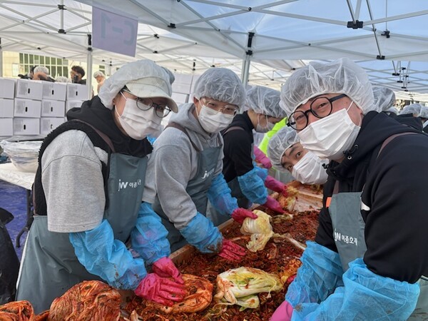 JW 임직원들이 지난 1일 과천시민회관 시계탑 광장에서 열린 ‘2025년 모두가 나누는 김장축제’에서 김장을 담그고 있다./JW중외제약 제공
