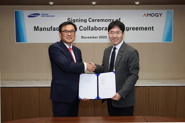 김경희 삼성중공업 부사장(왼쪽)과 우성훈 아모지 대표가 10일 전략적 협력 계약 기념 촬영을 하고 있다./사진=삼성중공업
