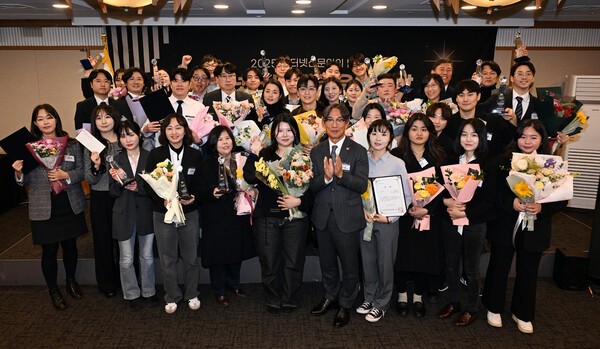 한국인터넷신문협회 주최 ‘2025 인터넷신문인의 밤' 행사에서 김기정 인신협 회장(앞줄 가운데)과 ‘2025 인터넷신문 언론윤리대상' 수상자들이 기념촬영을 하고 있다./인신협 제공