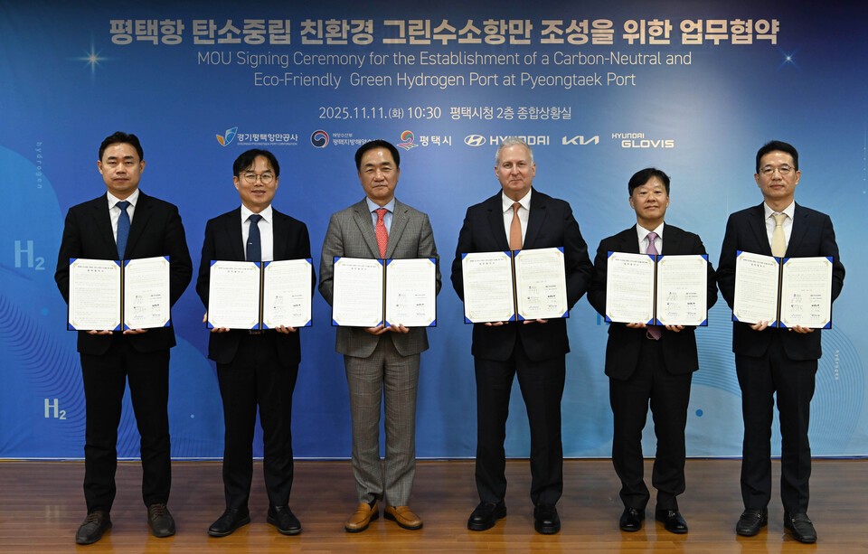 11일 평택시청에서 '탄소중립 수소항만 구축을 위한 업무협약'을 체결한 (왼쪽부터) 김금규 경기평택항만공사 사장 직무대행, 도경식 평택지방해양수산청 청장, 정장선 평택시장, 켄 라미레즈 현대차그룹 에너지&수소사업본부장 부사장, 김정석 현대글로비스 해운사업부장, 이덕현 기아 지속가능경영실장. /현대자동차그룹