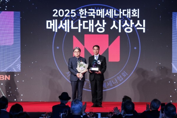 (왼쪽부터) 송시경 한국문화예술위원회 사무처장, 최희남 종근당홀딩스 대표가 지난 11일 한국메세나대회 메세나대상 문화공헌상 수상 기념촬영을 하고 있다.종근당홀딩스