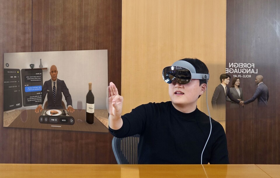 삼성 임직원이 삼성인력개발원에서 갤럭시 XR을 착용한 채 교육에 참여하고 있는 모습. /삼성그룹