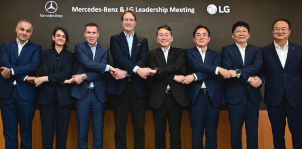 13일  LG트윈타워에서 만나 자동차 부품 사업 협업 확대 방안에 대해 논의한 LG와 메르세데스-벤츠 최고 경영진. 사진은 (왼쪽부터) 컬삿 카르탈 메르세데스-벤츠 R&D 코리아 센터장, 이다 볼프 메르세데스-벤츠 기업본부 총괄, 마티아스 바이틀 메르세데스-벤츠 코리아 CEO, 올라 칼레니우스 메르세데스-벤츠 회장, 조주완 LG전자 CEO, 정철동 LG디스플레이 CEO, 김동명 LG에너지솔루션 CEO, 문혁수 LG이노텍 CEO. /LG그룹