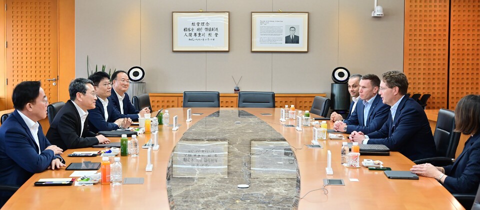 메르세데스-벤츠 최고 경영진(우)과 회동을 통해 LG의 자동차 부품 사업 역량을 결집한 ‘원(One) LG’ 솔루션 협업 확대 방안을 논의한 LG그룹 자동차 부품 계열사 최고 경영진(좌). /LG그룹 