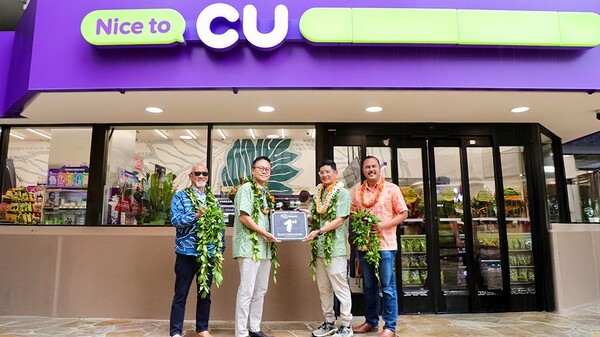 홍정국 BGF리테일 부회장(가운데 왼쪽)과 로버트 쿠리수 CU Hawaii 대표(가운데 오른쪽)가 CU 하와이 1호점 앞에서 열린 오픈식에서 기념 촬영을 하고 있다./ BGF리테일