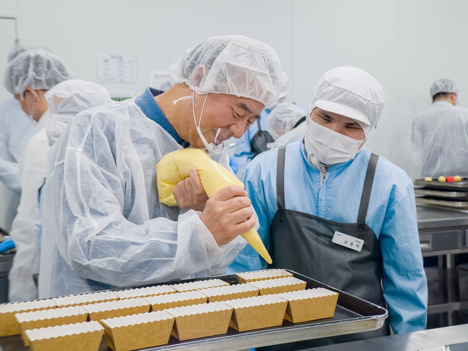 3일부터 2주간 임직원들이 참여하는 사회공헌 행사 '2025 나눔위크'를 진행한 삼성. 사진은 지난 10일 경기 용인시 장애인표준사업장에서 진행된 '희망별숲'을 찾아 쿠키 만들기 봉사에 참여한 전영현 삼성전자 대표이사 등 삼성전자 DS부문 경영진들의 모습. /삼성전자