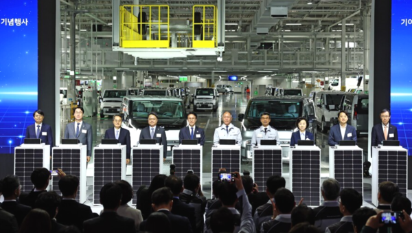 오토랜드 화성에서 EVO 플랜트 이스트 준공식 및 웨스트 기공식을 개최한 기아. 사진은 행사에 참석한 주요 인사들. /기아