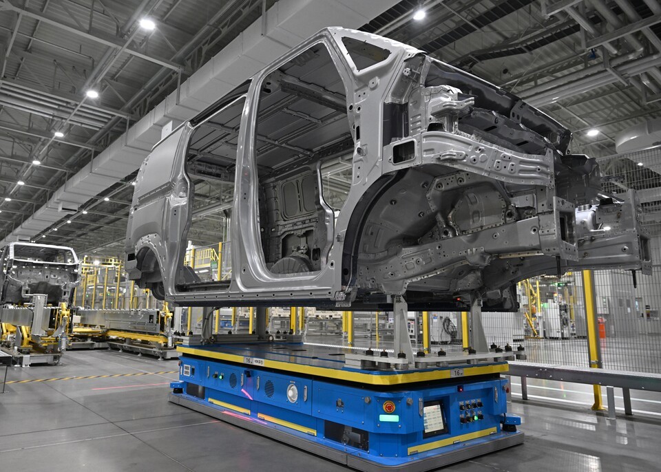 기아 EVO 플랜트 이스트에서 무인운반차량(AGV)이 PV5 차체를 운반하는 모습. /기아
