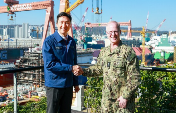 정기선 HD현대 회장이 지난 15일 HD현대중공업 울산 조선소를 방문한 대릴 커들(Daryl Caudle) 美 해군참모총장과 기념촬영을 하고 있다./사진=HD현대