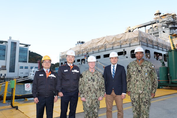 지난 15일 김희철 한화오션 대표이사(왼쪽 두번째)와 대릴 커들(Darly Caudle, 왼쪽 세번째) 미국 해군참모총장이 한화오션 특수선사업부장 어성철 사장(왼쪽 첫번째), 케빈 김(Kevin Kim, 왼쪽 네번째) 주한미국대사관 대사대리, 셔리프 칼피(Sharif Calfee, 왼쪽 다섯번째) 주한 미 해군사령관과 함께 찰스 드류함 앞에서 기념촬영을 하고 있다./사진=한화오션