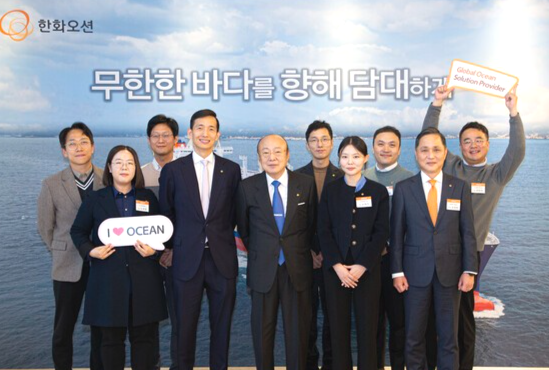 김승연 한화그룹 회장(가운데)이 지난해 11월 20일 한화오션 시흥R&D캠퍼스를 방문해 임직원들과 오찬 후 기념촬영을 하고 있다./사진=한화그룹