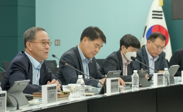 NH농협금융이 지난 17일 서울 중구 본사에서 ESG(환경·사회·지배구조) 담당 지주·계열사 임원들이 참석한 가운데 ‘제2차 농협금융 ESG전략협의회’를 개최했다. 이찬우(왼쪽 첫 번째) 농협금융 회장이 회의를 주재하고 있다./농협금융지주