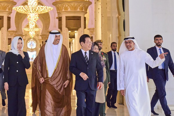 이재명 대통령과 김혜경 여사가 17일(현지시간) 아부다비 셰이크 자이드 그랜드 모스크를 방문해 칼둔 칼리파 알 무바락 퍼스트 아부다비 뱅크(FAB) 비상임 이사겸 이사회 운영위원회 의장(왼쪽 두번째)의 안내로 모스크를 둘러보고 있다./대통령실 제공