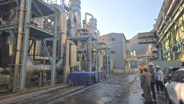 강원 영월군청 전략산업팀 관계자들이 ZLD 시스템 앞에서 석포제련소 관계자로부터 설명을 듣고 있는 모습. /영풍