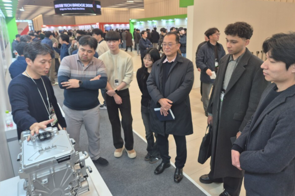 테크 브릿지 2025에서 도심형 소형 전기차 전용 120kW급 PE 시스템 등을 관람하고 있는 관람객들의 모습. /현대모비스