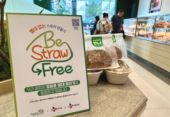 생분해성 PHA빨대를 제공하는 CJ푸드빌 뚜레쥬르 강남직영점 내부 모습 ./ CJ제일제당