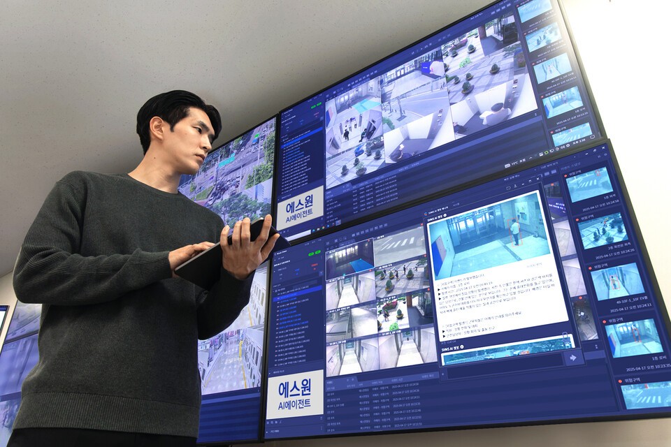 지능형 CCTV에 AI 에이전트를 탑재해 이상상황 감지부터 대응까지 지시하는 관리체계를 구축하고 있는 에스원. 사진은 에스원 R&D센터 연구원이 AI 에이전트를 시연하고 있는 모습. /에스원