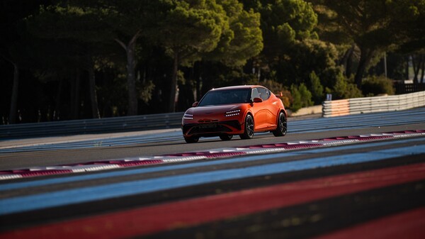 프랑스 폴 리카르 서킷을 주행 중인 제네시스 'GV60 마그마'. /제네시스