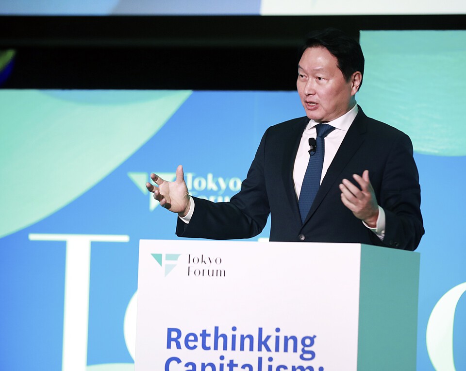 21일 일본 도쿄대 야스다 강당에서 개최된 ‘도쿄포럼2025’에서 환영사를 하고 있는 최태원 SK회장. /SK