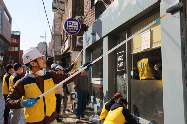한화 건설부문 직원들이 소상공인 노후점포 환경개선 활동을 하고 있다./ 한화 건설부문