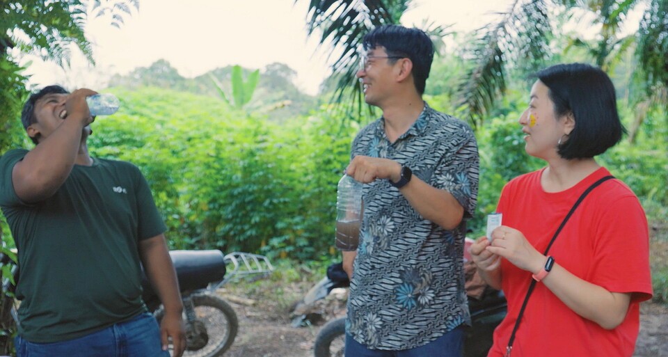 인도네시아 현지에 정수제 '퓨어위시'를 전달하고 있는 김효진 위시빌더 대표(오른쪽). /위시빌더