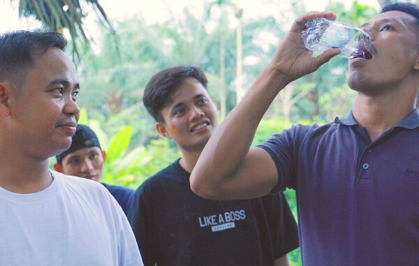 위시빌더의 정수제 퓨어위시로 정수된 물을 음용하고 있는 인도네시아 현지인들. /위시빌더 제공