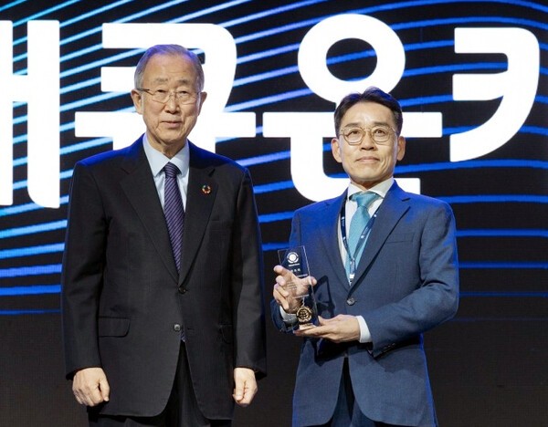 지난 20일 서울 용산구 그랜드 하얏트 서울에서 열린 ‘2025 코리아 리더스 서밋’ 행사에서 이혁수 애큐온캐피탈 경영전략부문장(오른쪽)과 반기문 제8대 UN 사무총장 겸 UNGC 명예회장이 기념사진을 촬영하고 있다./애큐온캐피탈