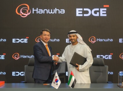 지난 20일 성일 한화에어로스페이스 중동·아프리카 총괄사장(왼쪽)과 칼리드 알 자아비(Khaled AI Zaabi) 에지(EDGE) 플랫폼·시스템 부문 사장이 두바이 에어쇼에서 UAE 통합 다층방공망 구축 및 국방 AI 협력을 포함한 상호협력 양해각서 서명 후 기념 촬영하고 있다./사진=한화에어로스페이스