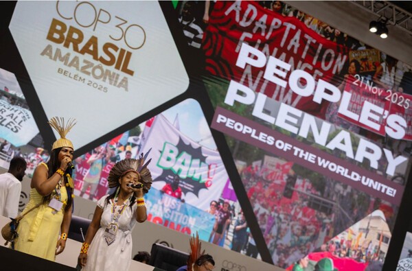 브라질 벨렝에서 열린 기후변화당사국 총회(COP30) 부대행사로 열린 기후변화 시민사회 활동가들의 '시민 총회'에서 참가자들이 공연을 하고 있다. /UN제공