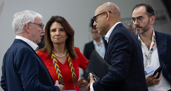 사이먼 스틸 유엔기후변화협약(UNFCCC) 사무총장(오른쪽 두번째)와 COP30 참가국 대표들이 지난 22일 현지시간) 합의문 도출에 앞서 얘기를 나누고 있다./UN 제공