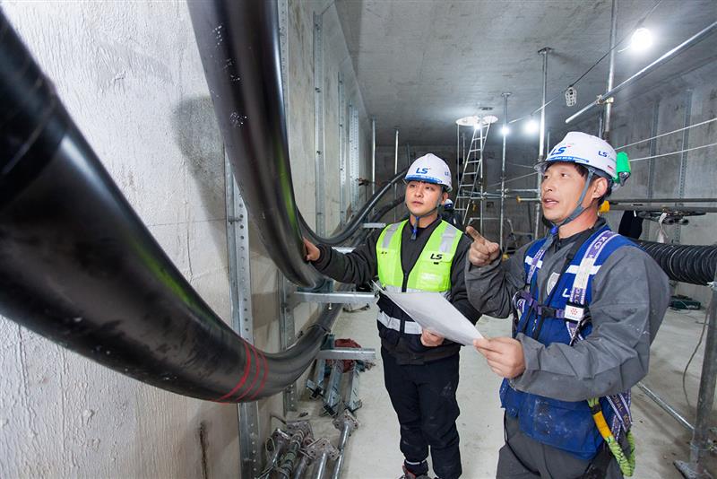 LS전선 직원이 세계 최대 송전 용량인 500kV급 HVDC 케이블이 투입되는 ‘동해안-신가평’ 시공 현장을 점검하고 있는 모습. /LS전선